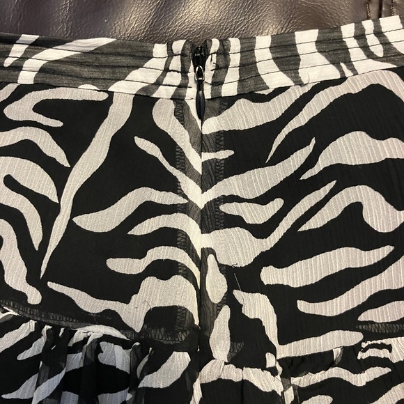 🧵Size 8 Black and white ruffle skirt by INC - Picture 3 of 5